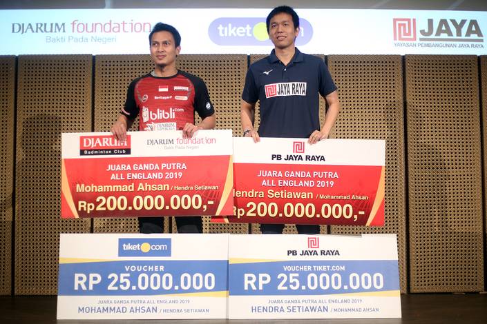 Hendra Setiawan/Mohammad Ahsan mendapatkan penghargaan juara All England 2019.