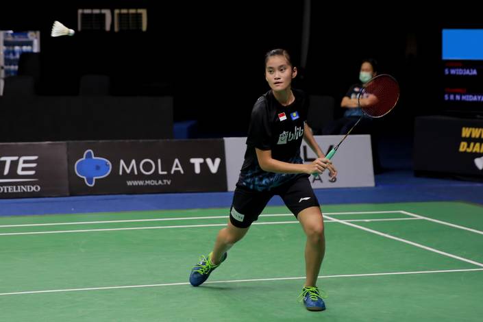 Stephanie Widjaja (tim Garuda) bersiap menyambut pengembalian.