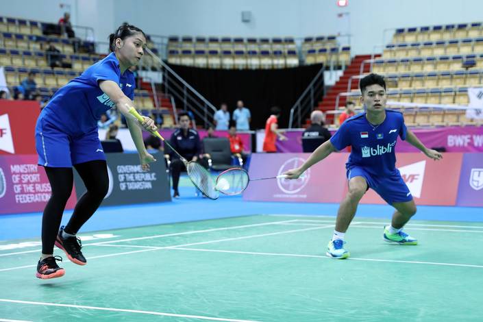 Leo Rolly Carnando/Indah Cahya Sari Jamil (Indonesia) menghadang serangan.