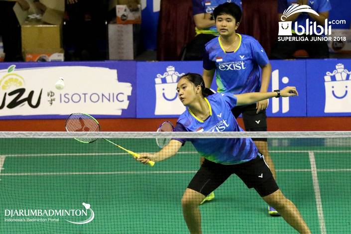 Nita Violina Marwah/Putri Syaikah Ulima Hidayat (Exist) mengembalikan shuttlecock.
