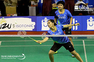 Nita Violina Marwah/Putri Syaikah Ulima Hidayat (Exist) mengembalikan shuttlecock.