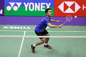 Anthony Sinisuka Ginting (Indonesia) menyambut pengembalian.