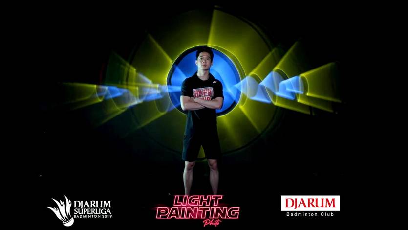 Kevin Sanjaya Sukamuljo saat menjajal aktifitas di booth Light Painting Photo Djarum Foundation.
