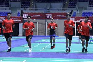 Skuad Indonesia pada Kejuaraan Dunia Junior 2022 melakukan pemanasan (Humas PP PBSI)