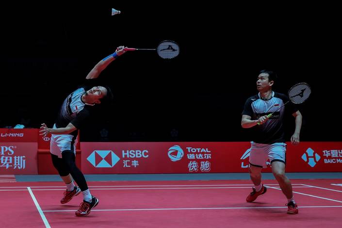 Hendra Setiawan/Mohammad Ahsan (Indonesia) bersiap menyambar pengembalian.