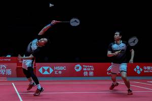 Hendra Setiawan/Mohammad Ahsan (Indonesia) bersiap menyambar pengembalian.