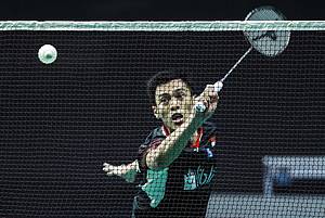 Shesar Hiren Rhustavito (Indonesia) menyambar pengembalian tanggung.