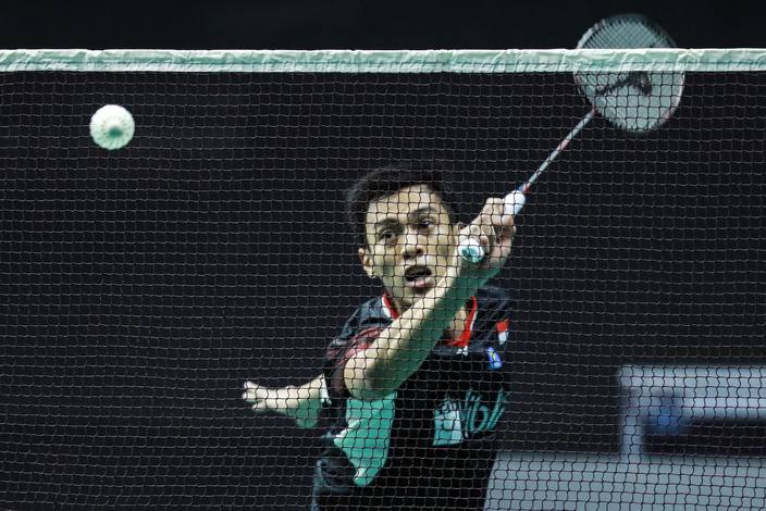 Shesar Hiren Rhustavito (Indonesia) menyambar pengembalian tanggung.