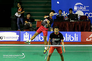 Muhammad Nendi Novantino/Teges Satriaji Cahyo Utomo (Jaya Raya) mengembalikan shuttlecock.
