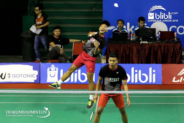Muhammad Nendi Novantino/Teges Satriaji Cahyo Utomo (Jaya Raya) mengembalikan shuttlecock.