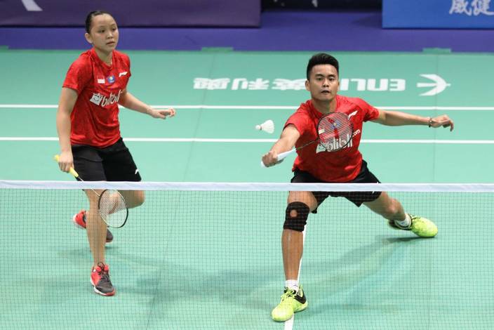Tontowi Ahmad/Winny Oktavina Kandow (Indonesia) mengembalikan shuttlecock.