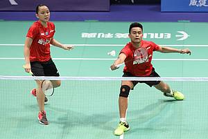 Tontowi Ahmad/Winny Oktavina Kandow (Indonesia) mengembalikan shuttlecock.
