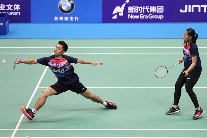 Leo Rolly Carnando/Indah Cahya Sari Jamil (Indonesia) menyambut pengembalian.