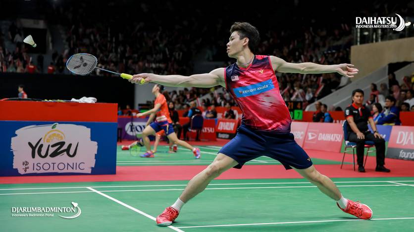 Lee Zii Jia (Malaysia) menyambut pengembalian.