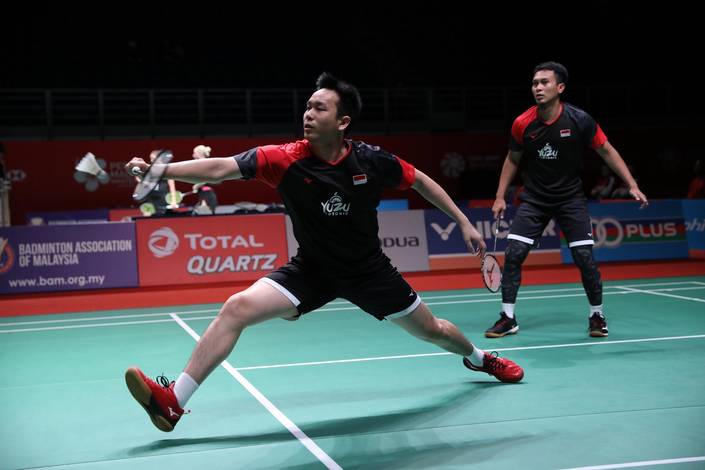 Hendra Setiawan/Mohammad Ahsan (Indonesia) menyambut pengembalian.