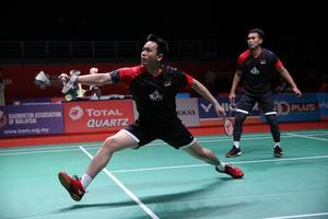 Hendra Setiawan/Mohammad Ahsan (Indonesia) menyambut pengembalian.