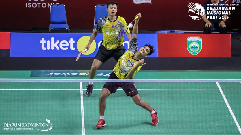 Muhammad Shohibul Fikri/Bagas Maulana (Indonesia) mengembalikan shuttlecock.