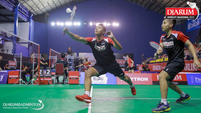 Calvin Kristanto/Hendra Gustiawan (PB Djarum Kudus) menyambut pengembalian.