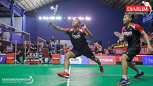 Calvin Kristanto/Hendra Gustiawan (PB Djarum Kudus) menyambut pengembalian.