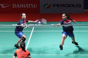 Siti Fadia Silva Ramadhanti/Ribka Sugiarto (Indonesia) menyambut pengembalian.