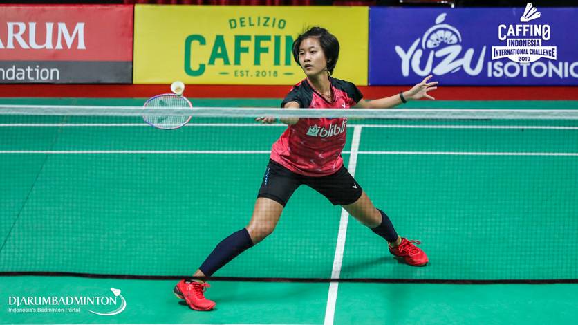 Putri Kusuma Wardani (DKI Jakarta) mengembalikan shuttlecock.