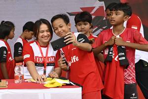 Seorang peserta Audisi Umum PB Djarum 2023 berswafoto dengan Melati Daeva Oktavianti (Dok. PB Djarum)