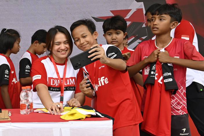 Seorang peserta Audisi Umum PB Djarum 2023 berswafoto dengan Melati Daeva Oktavianti (Dok. PB Djarum)