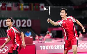 Hendra Setiawan/Mohammad Ahsan (Indonesia) mengembalikan shuttlecock. (Foto: BADMINTONPHOTO - Shi Tang)
