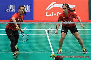 Ribka Sugiarto/Febriana Dwipuji Kusuma bersiap menyambut pengembalian.