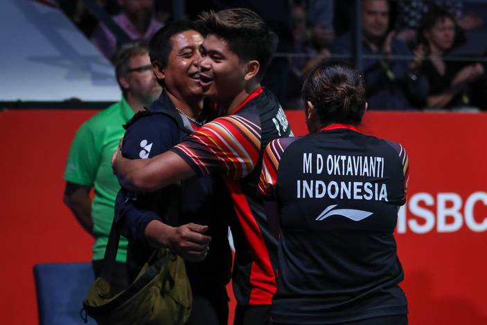 Pelatih ganda campuran Indonesia, Nova Widianto (kiri) bersama Praveen Jordan/Melati Daeva Oktavianti. (Foto: PP PBSI)