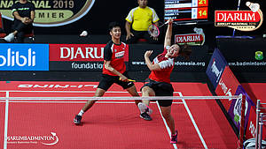Dejan Ferdinansyah/Tiara Rosalia Nuraidah (PB Djarum Kudus/PB Pertamina Fastron) mengembalikan shuttlecock.