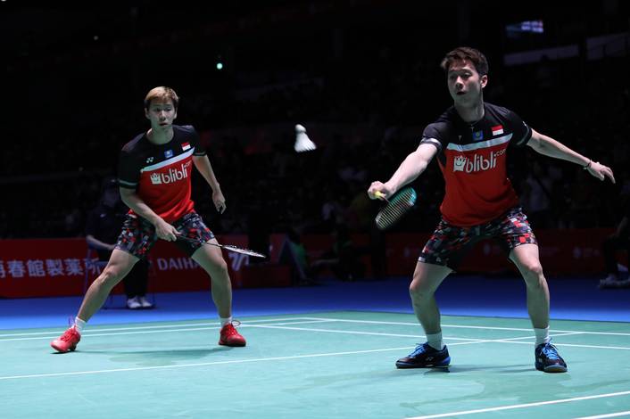 Kevin Sanjaya Sukamuljo/Marcus Fernaldi Gideon (Indonesia) mengembalikan shuttlecock.
