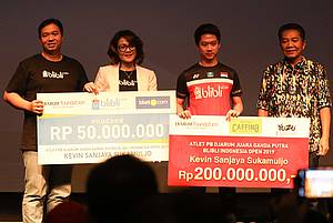 Kevin Sanjaya Sukamuljo (dua dari kanan) mendapatkan penghargaan dari Djarum Foundation dan Blibli.com.