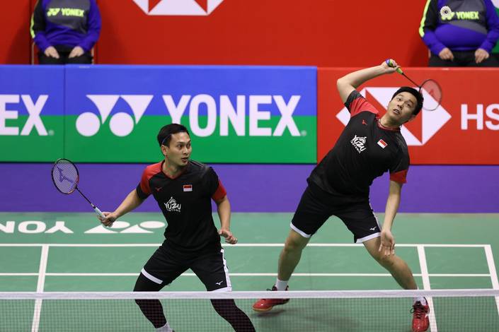 Hendra Setiawan/Mohammad Ahsan (Indonesia) bersiap menyambar pengembalian.