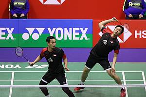 Hendra Setiawan/Mohammad Ahsan (Indonesia) bersiap menyambar pengembalian.