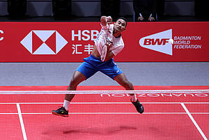 Tommy Sugiarto melepaskan serangan.