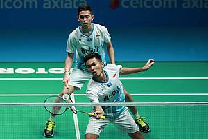 Fajar Alfian/Muhammad Rian Ardianto (Indonesia) mengembalikan shuttlecock.
