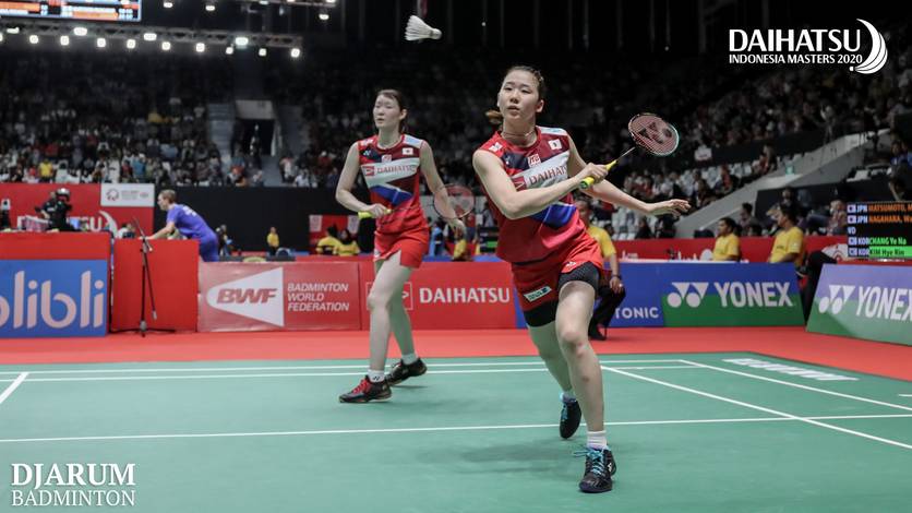 Mayu Matsumoto/Wakana Nagahara (Jepang) bersiap menghadang pengembalian.