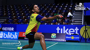 Chico Aura Dwi Wardoyo (Indonesia) mengembalikan shuttlecock.