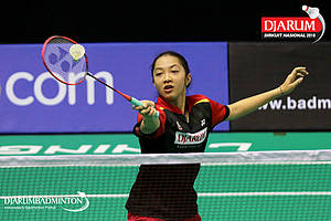 Made Dinda Windiasari (PB Djarum Kudus) menyambut pengembalian.