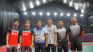 Kevin Sanjaya Sukamuljo/Marcus Fernaldi Gideon (merah) dan Hendra Setiawan/Mohammad Ahsan sebelum memainkan partai final Blibli Indonesia Open 2019 BWF World Tour Super 1000.