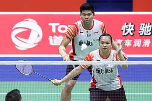 Praveen Jordan/Melati Daeva Oktavianti (Indonesia) melepaskan serve.
