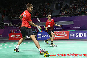 Fajar Alfian/Muhammad Rian Ardianto menghadang serangan.