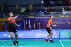 Wahyu Nayaka Arya Pankaryanira/Ade Yusuf Santoso (Indonesia) mengembalikan shuttlecock.