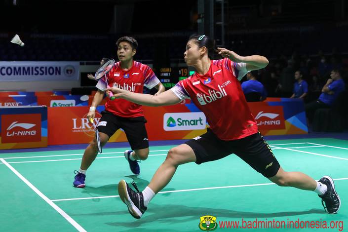 Greysia Polii/Apriyani Rahayu (Indonesia) menyambut pengembalian.