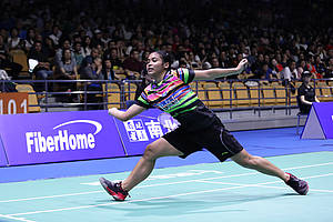 Gregoria Mariska Tunjung (Indonesia) bersiap mengembalikan shuttlecock.