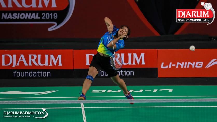Deswanti Hujansih Nurtertiati (PB Exist) melepaskan serangan.