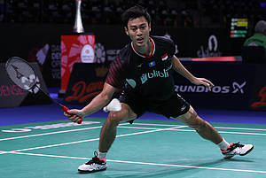 Shesar Hiren Rhustavito (Indonesia) bersiap menghadang serangan.