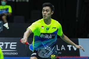 Shesar Hiren Rhustavito (tim Banteng) bersiap menyambut pengembalian.