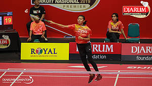 Siti Sarah Azzahra (PB Exist) melepaskan serangan.